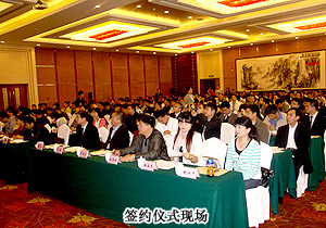 “創(chuàng)業(yè)手牽手，幫扶一加一”，胡國(guó)安董事長(zhǎng)幫扶大學(xué)生企業(yè)自主創(chuàng)業(yè)