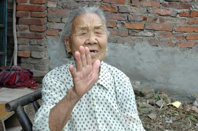 珍愛(ài)每一寸土地的百歲老人 文金翠