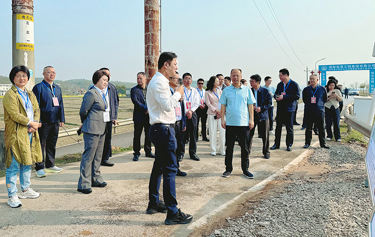 羅纘吉率市人大常委會(huì)組成人員集中視察全市 “一江六河”堤防建設(shè)情況 胡國安代表應(yīng)邀參加