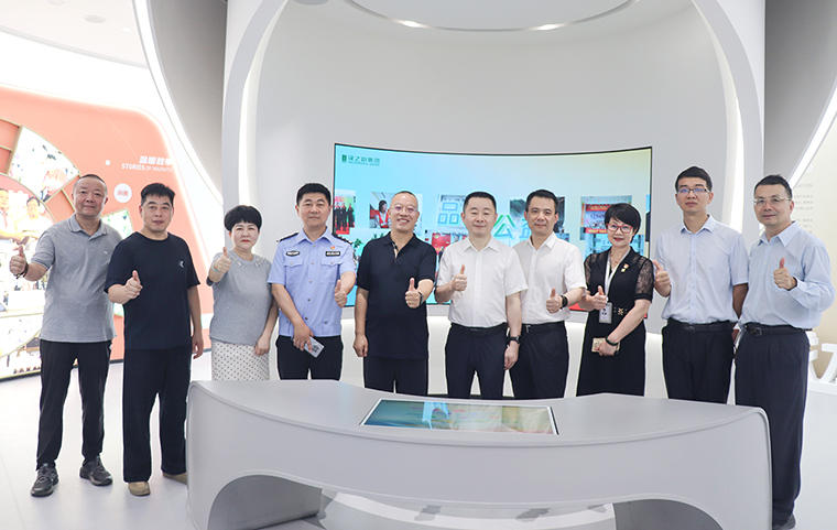 雨花區(qū)人民政府副區(qū)長、區(qū)公安分局局長周習(xí)文一行蒞臨綠之韻中心走訪調(diào)研